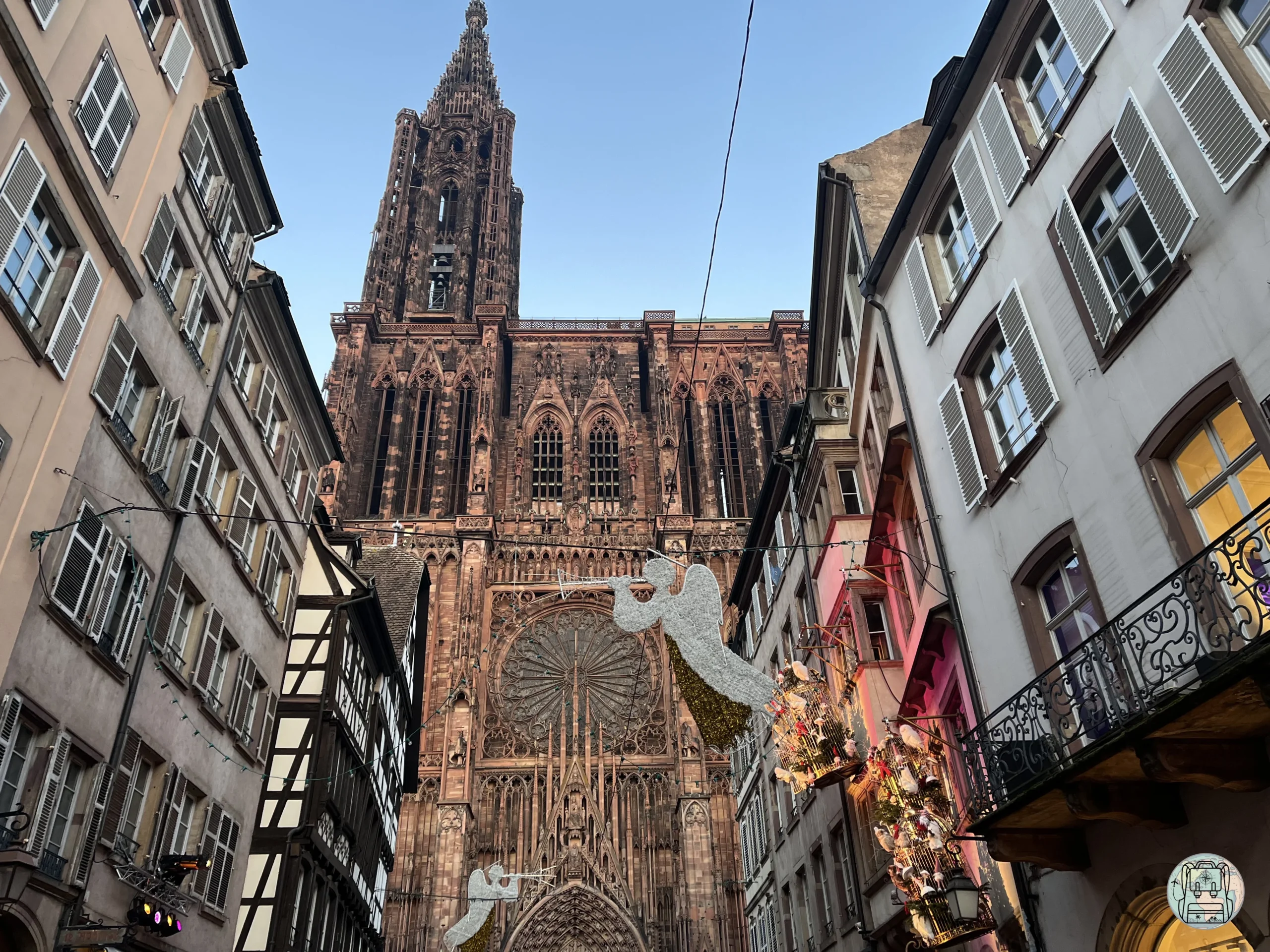 Catedral y estación de trenes en Estrasburgo en una ruta por Alsacia