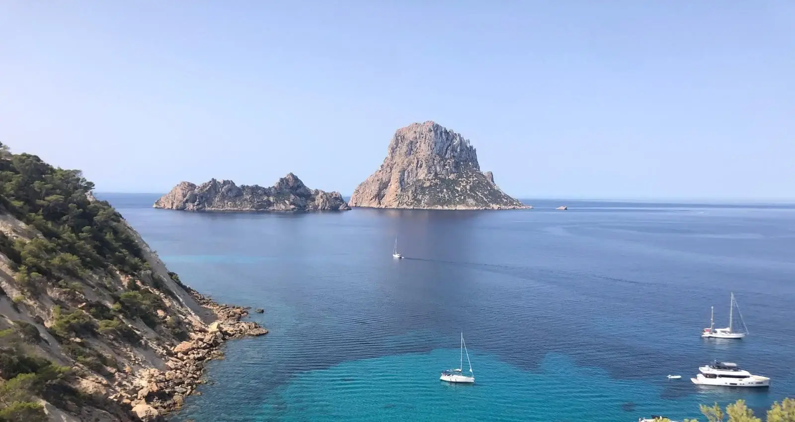 Vista de los islotes de Es Vedrà y Es Vedranell desde la costa de Sant Josep de sa Talaia en Ibiza