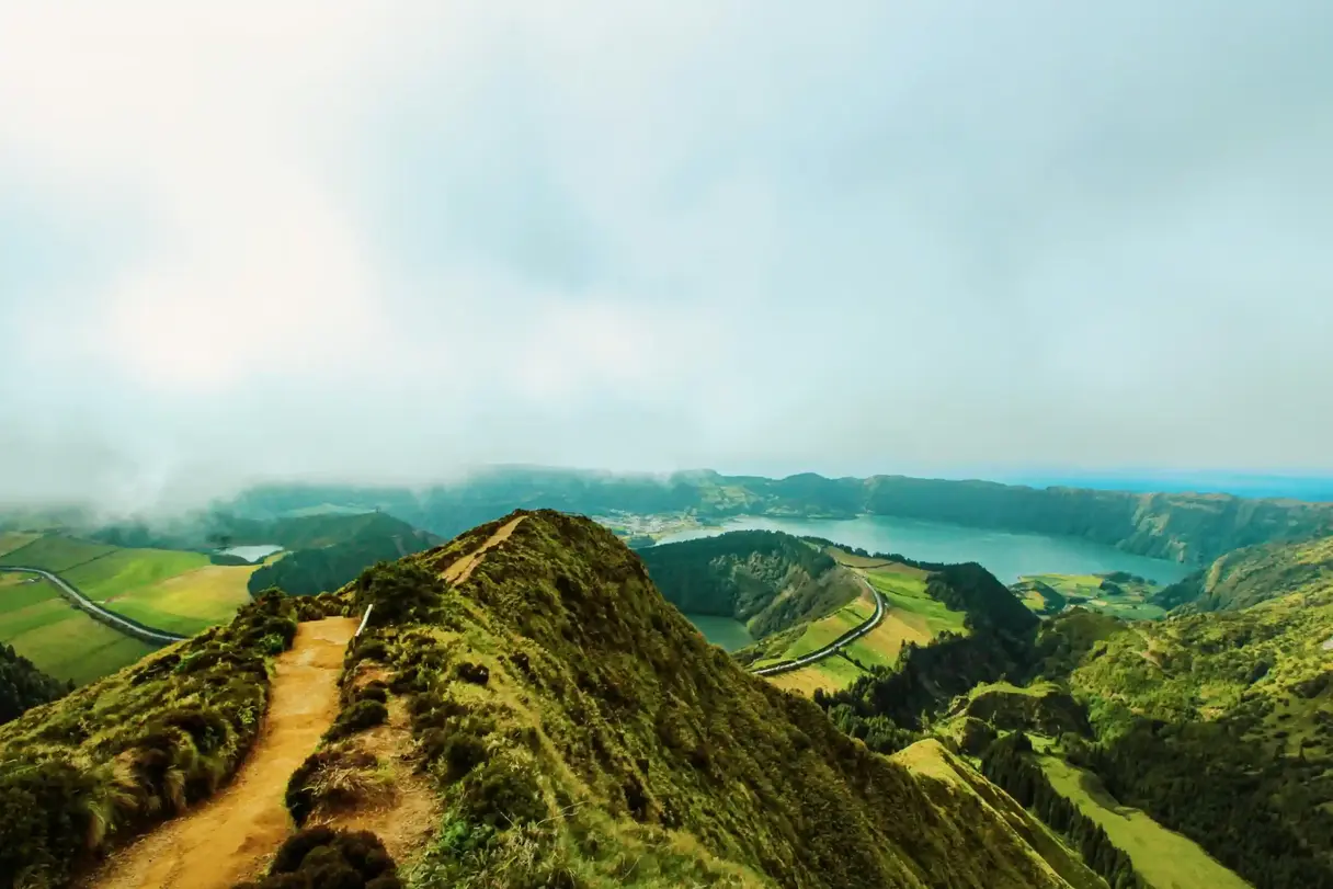 Vista panorámica desde el Mirador Boca do Inferno hacia las lagunas de Sete Cidades en São Miguel Azores