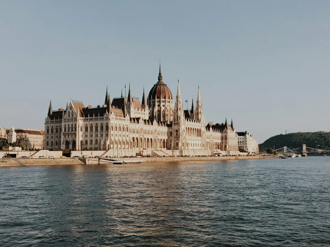 Parlamento de Budapest a orillas del Danubio, uno de los mejores sitios navideños de Europa