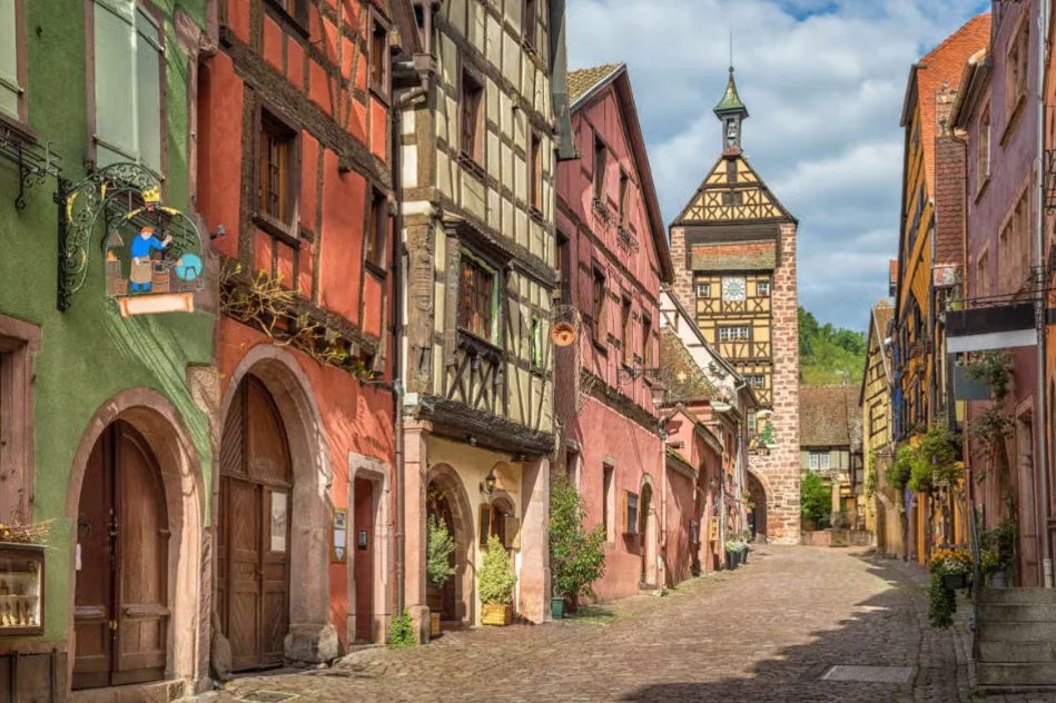 Calle medieval con casas de colores en Riquewihr Alsacia