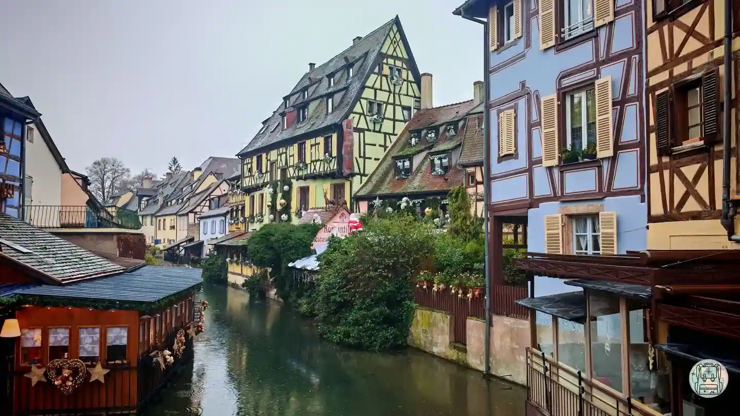 Casas tradicionales de entramado de madera junto al canal de la Petite Venise en Colmar