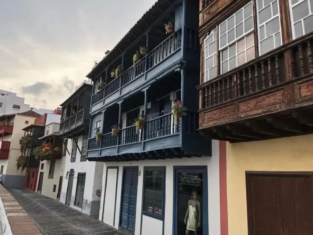 Balcones de madera típicos y casas de colores en la Avenida Marítima de Santa Cruz de La Palma, cerca de las oficinas donde alquilar coches baratos en la capital de la isla