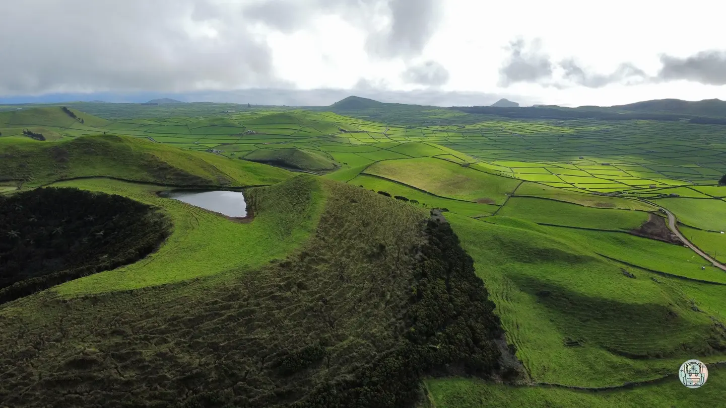 Manto de Retazos en la Serra do Cume con campos verdes en la isla de Terceira