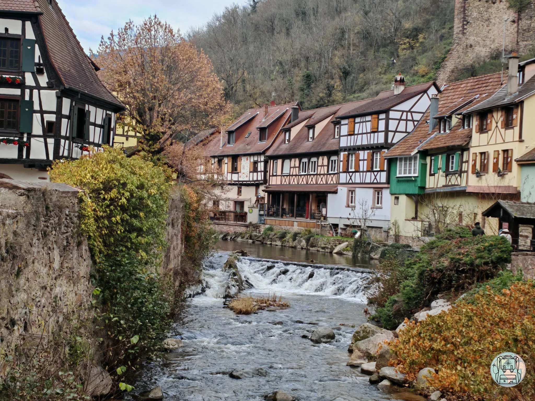 Rio Weiss cruzando el centro historico de Kaysersberg en Alsacia