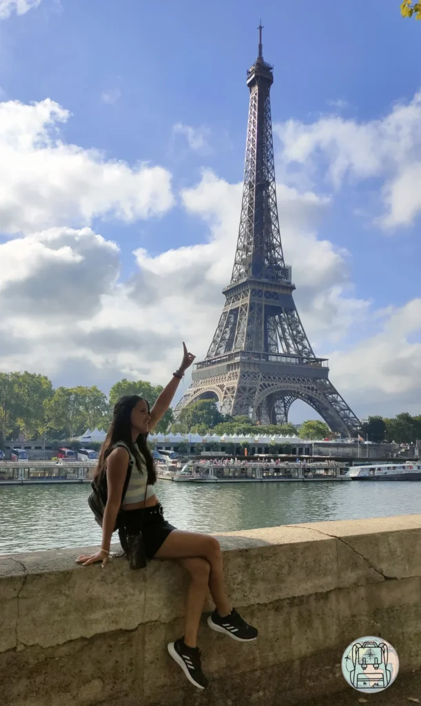 Turista en el muelle de la Avenue de New York (Port Debilly) junto al río Sena con la Torre Eiffel al fondo en París