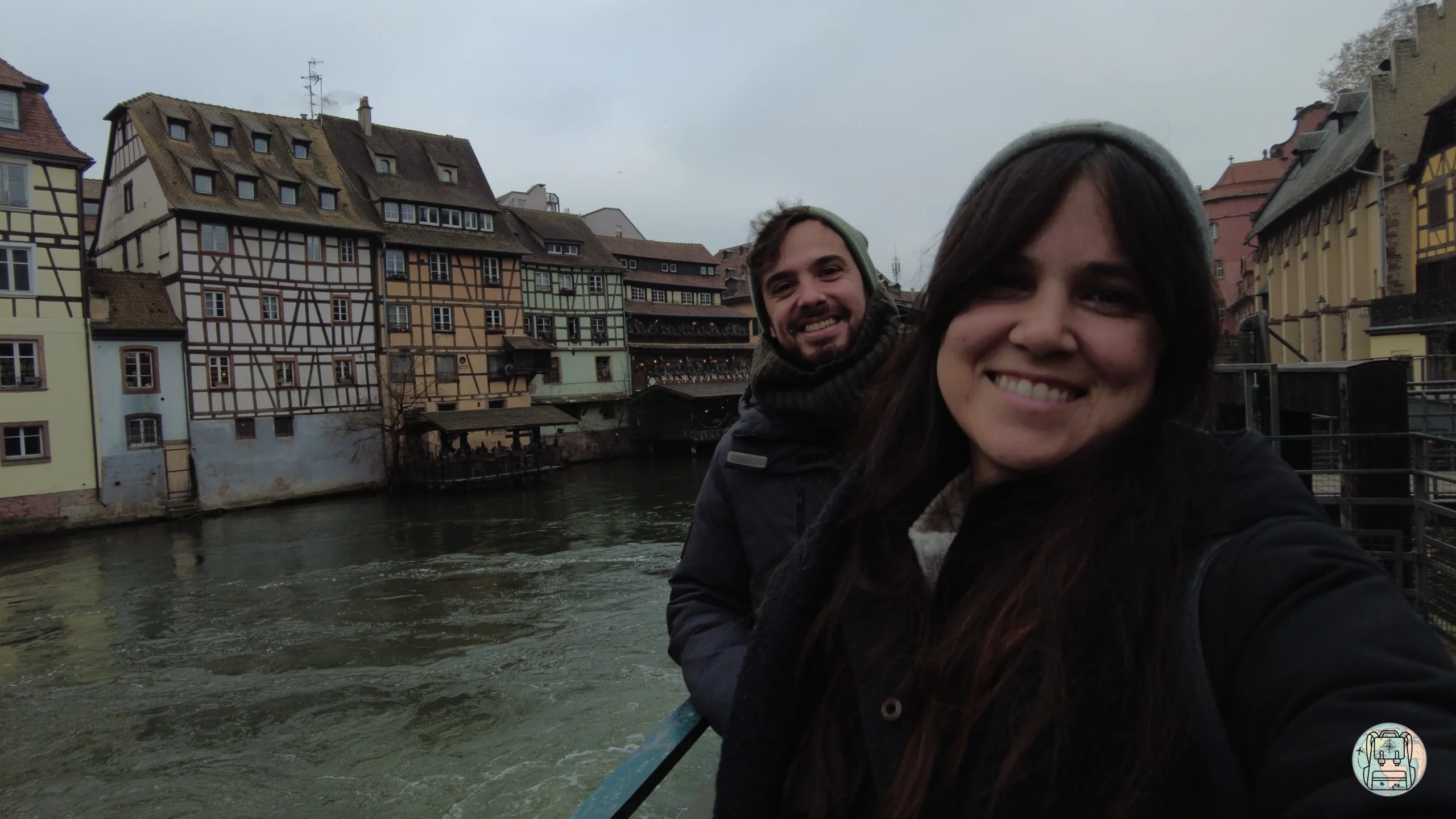 Teresa e Iker de A Soul Traveller paseando por el barrio de Petite France en Estrasburgo