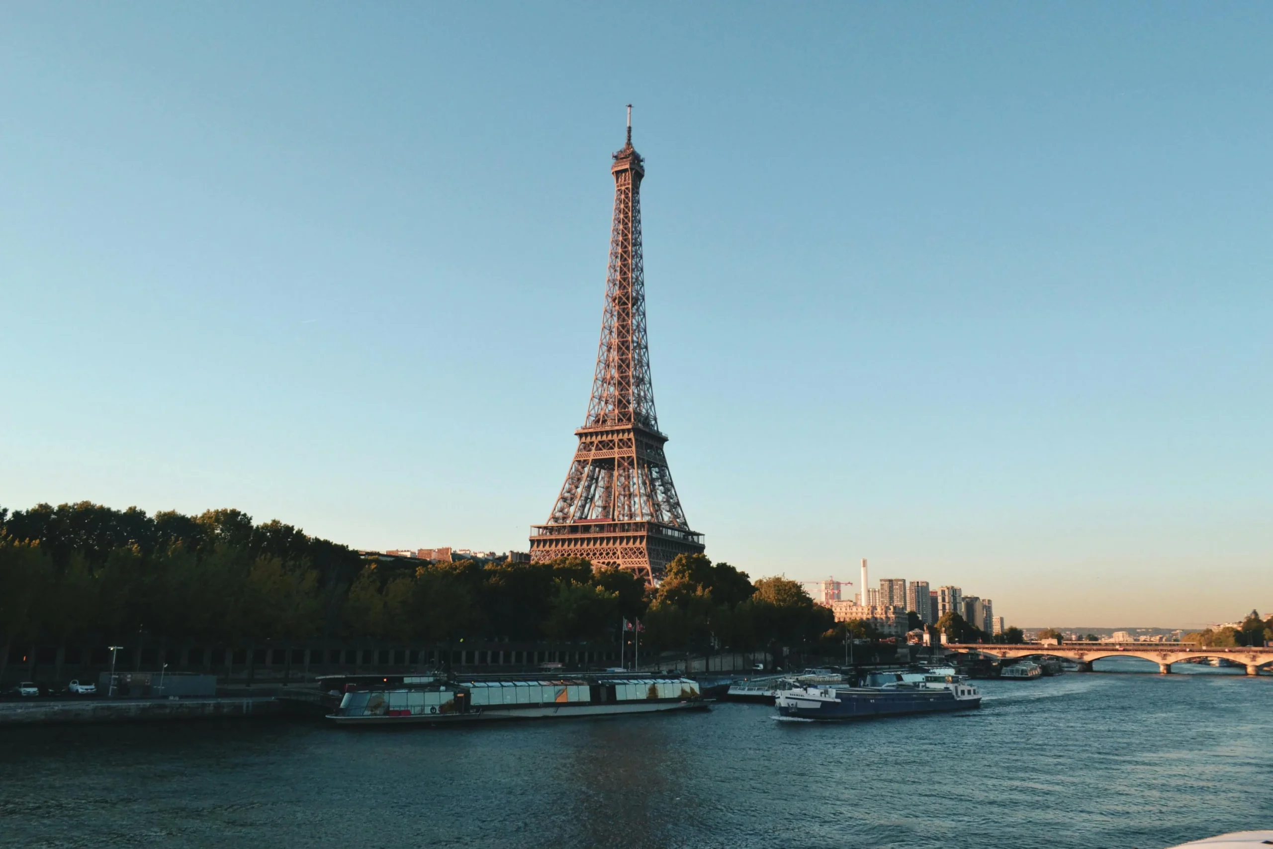 Vista panorámica de la Torre Eiffel desde las inmediaciones del río Sena en París al atardecer