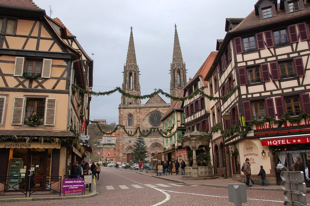 Plaza principal y calles medievales del centro historico de Obernai