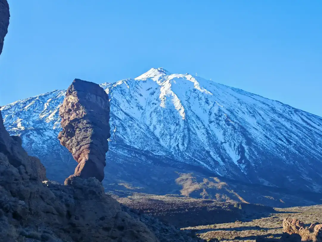 Vistas del Teide y el Roque Cinchado en el Parque Nacional del Teide Tenerife