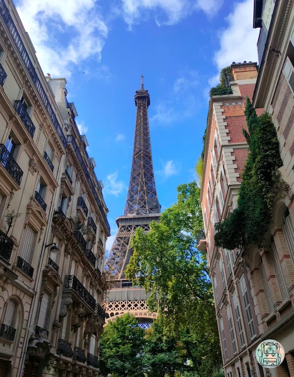 Perspectiva de la Torre Eiffel entre edificios en la Rue de l'Université