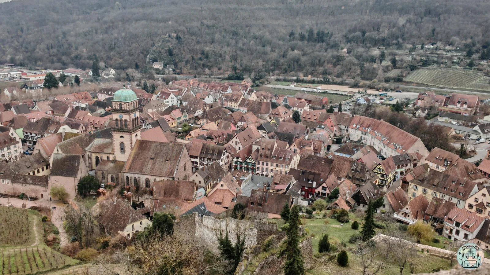 Vistas panoramicas de Kaysersberg y los viñedos desde la torre del castillo