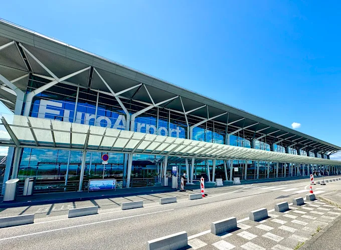 Entrada al Aeropuerto de Basilea EuroAirport, nuestro favorito para viajar a Alsacia