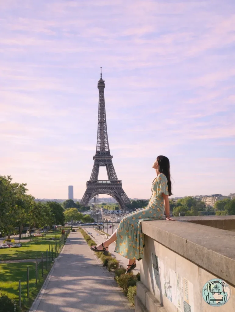 Fotos de Teresa sentada en las escaleras de la plaza del Trocadero con vista a la Torre Eiffel en París