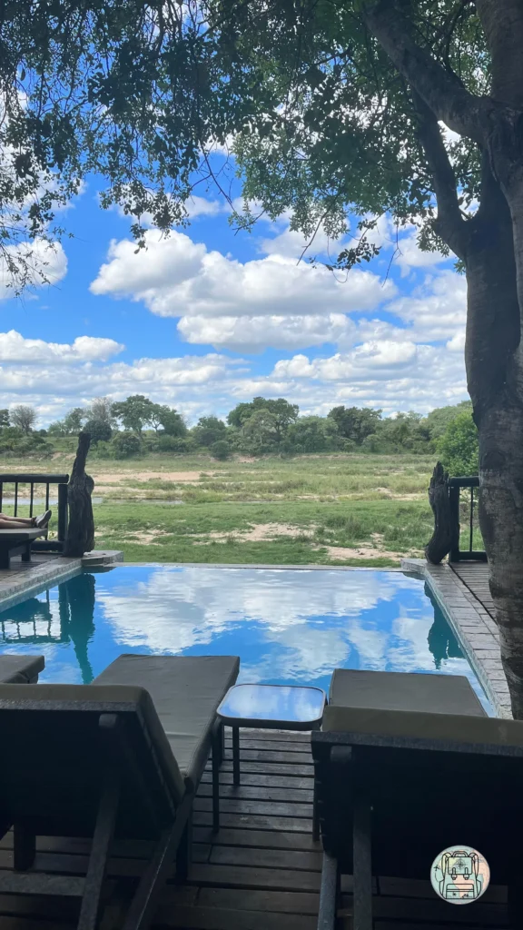 Terraza con piscina en Umkumbe Safari Lodge Riverside en Sabi Sands
