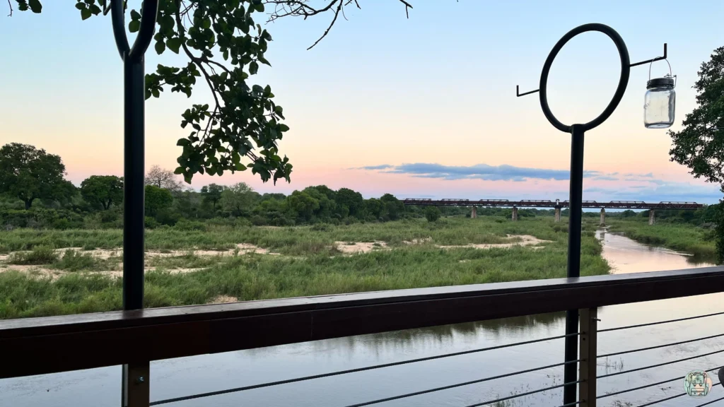 Atardecer sobre un río en el Parque Kruger visto desde una terraza