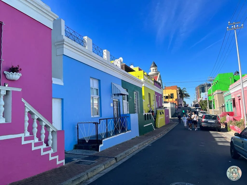 Casas con fachadas de colores brillantes en la calle de Bo-Kaap: Turismo en Cape Town (Sudáfrica)