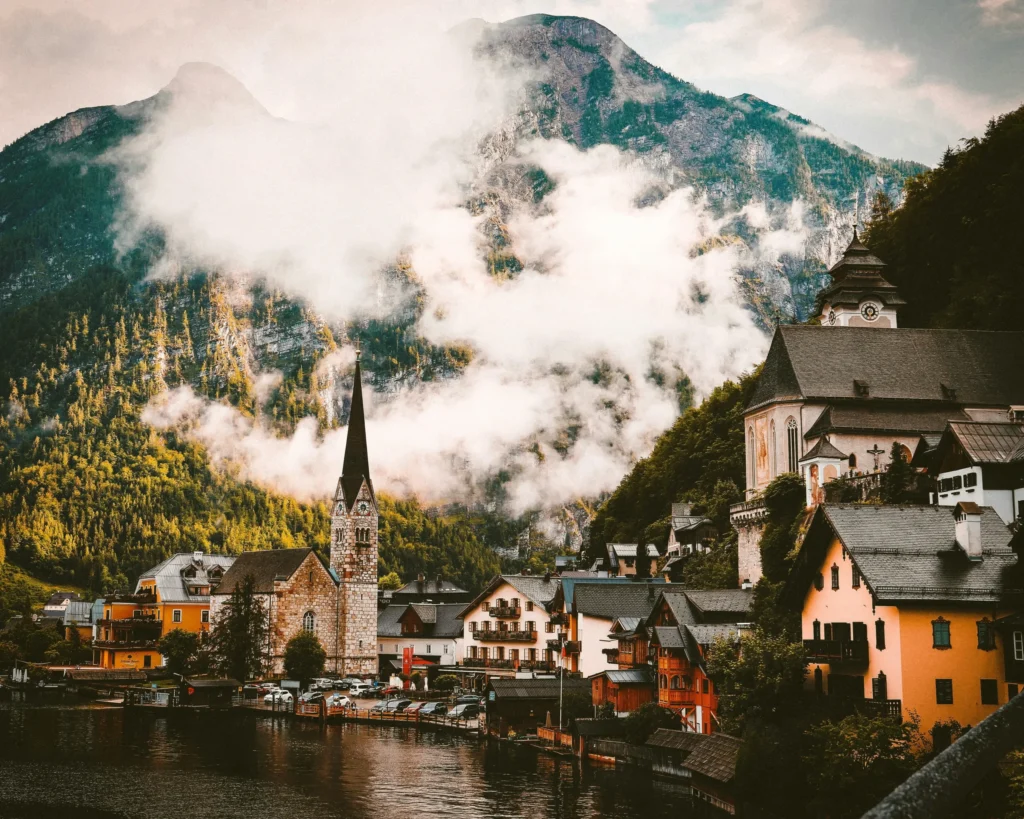 Vista del lago y las casas de Hallstatt en un articulo sobre los pueblos para ir en Navidad