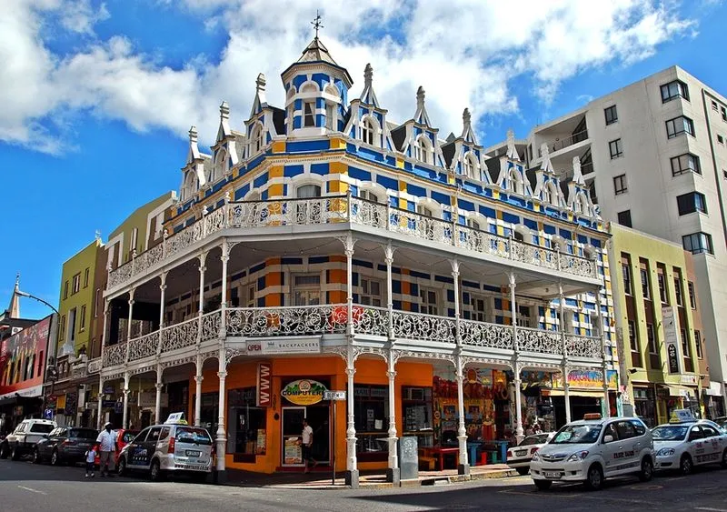 Edificio histórico de arquitectura victoriana con balcones de hierro en Long Street