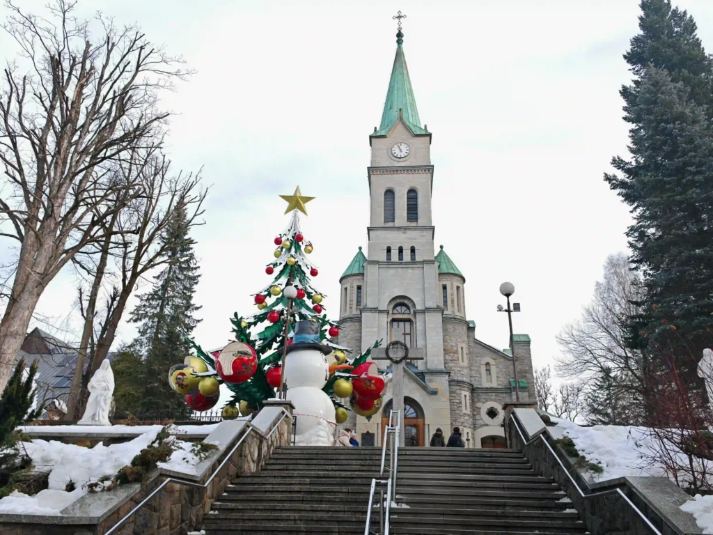 Iglesia Santa de la Familia en Zakopane, uno de los destinos donde viajar en diciembre por Europa barato