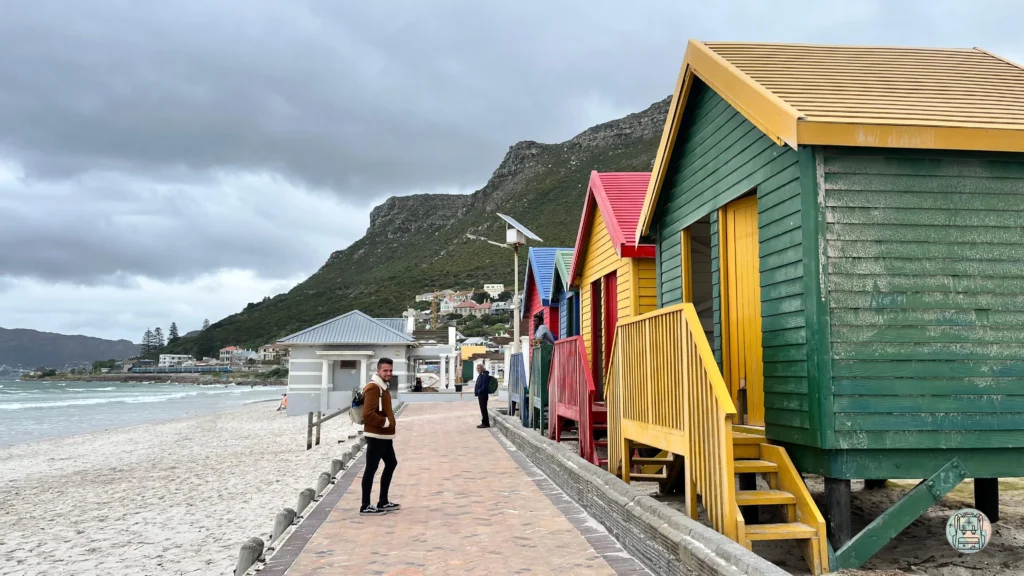 Casetas de madera pintadas de colores vivos alineadas en la playa de Muizenberg