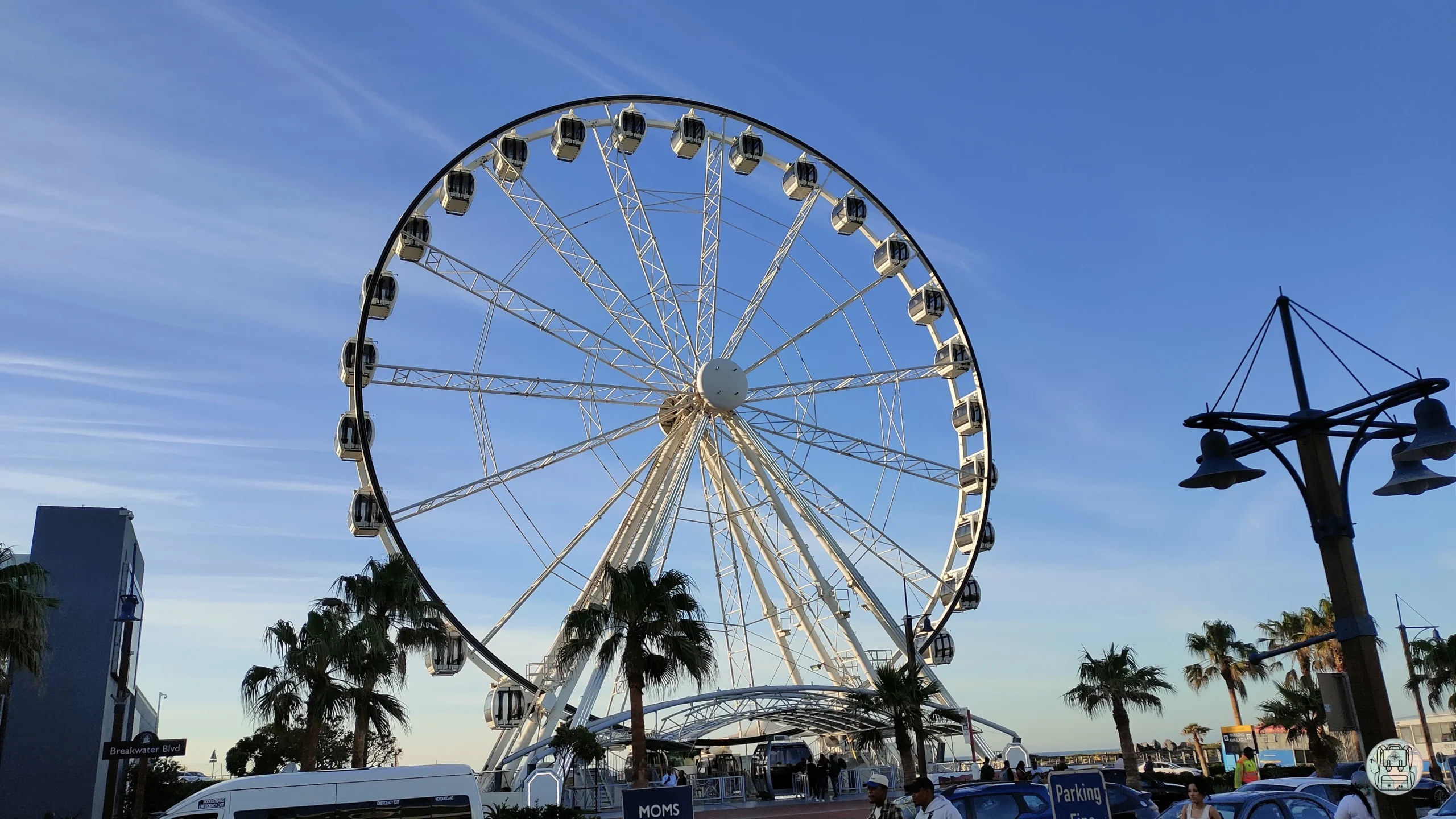 Paseo marítimo del V&A Waterfront con la noria panorámica en Ciudad del Cabo