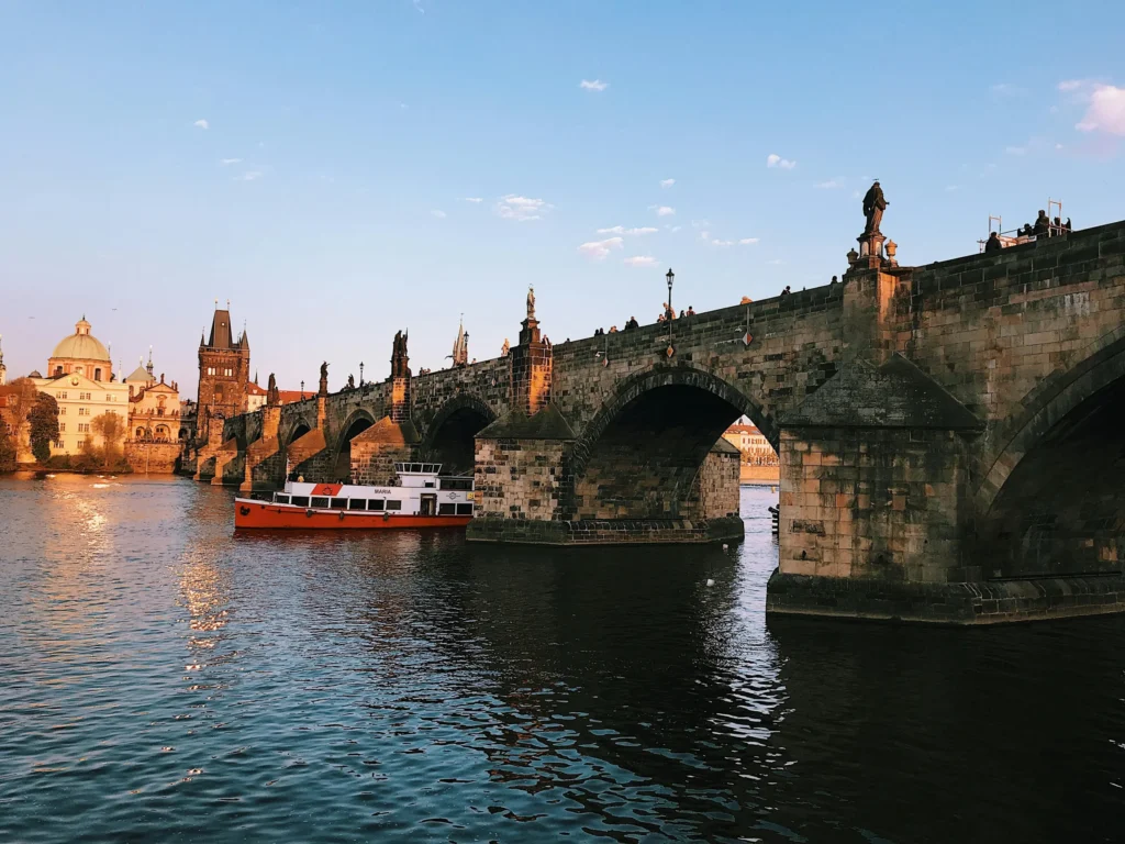 Vista lateral del Puente de Carlos sobre el río Moldava en uno de los lugares para visitar en navidad (Europa)