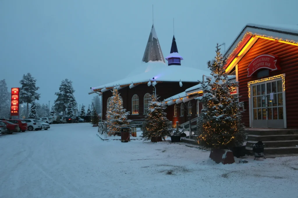 Entorno cubierto de nieve en Laponia ideal para viajar en diciembre y Navidad con niños