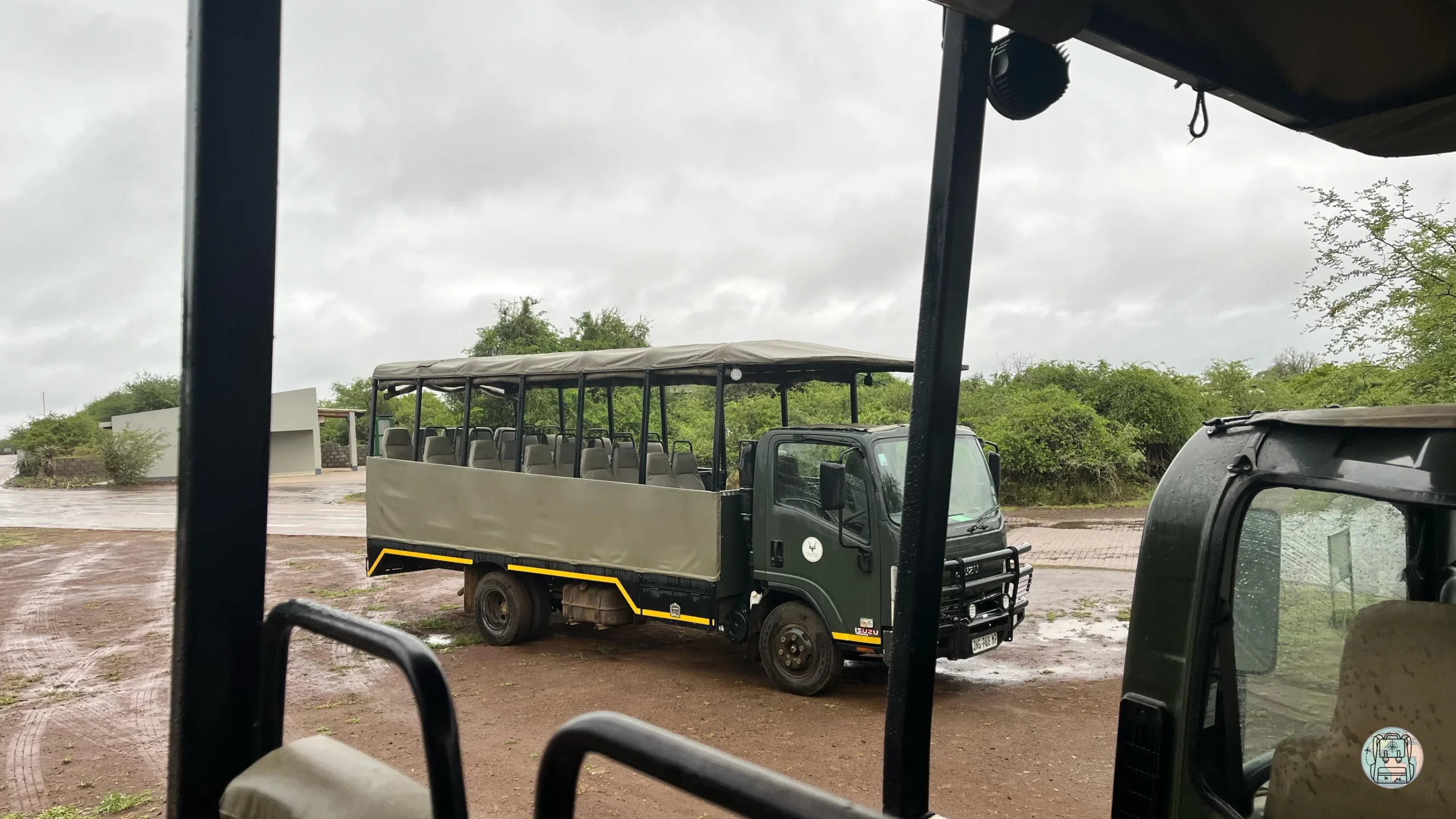 Camión abierto para safaris o game drives estacionado al aire libre