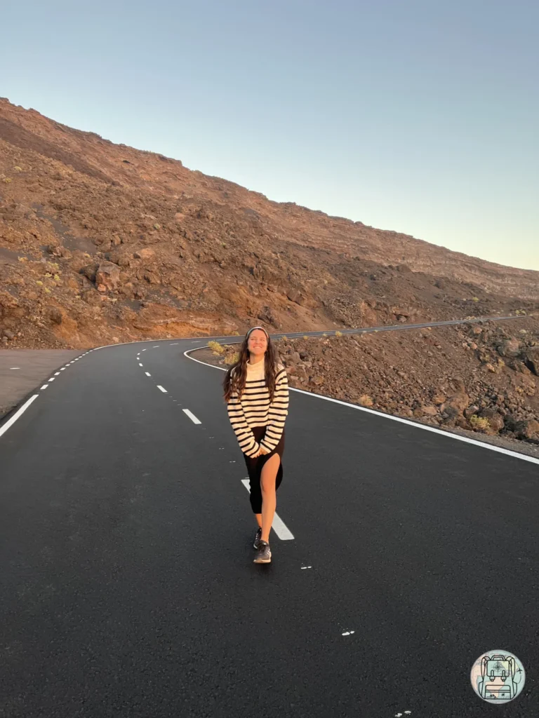 Teresa caminando por una carretera volcánica en La Palma