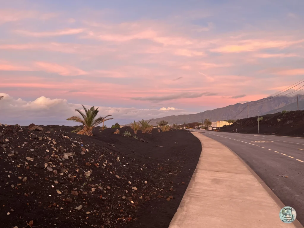 Carretera asfaltada cruzando las coladas de lava del volcán Tajogaite en Las Manchas, La Palma