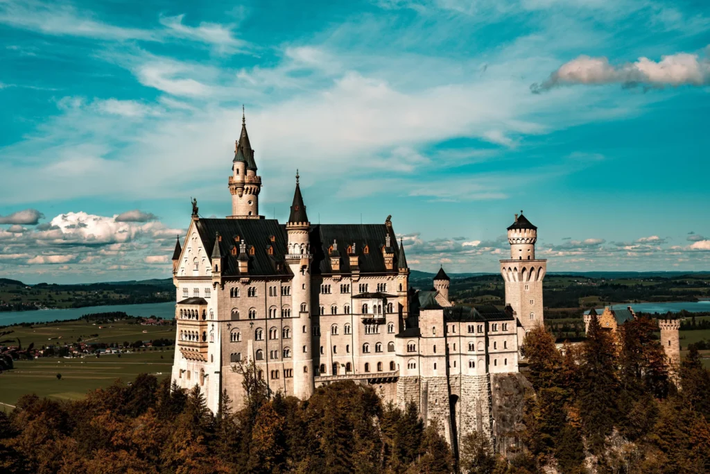 Sitios para viajar en navidades: Vista panorámica del castillo de Neuschwanstein, cerca de Múnich.