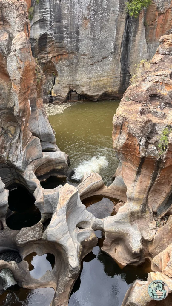 Formaciones rocosas y pozos fluviales en bourke's luck potholes en la ruta panorama sudafrica