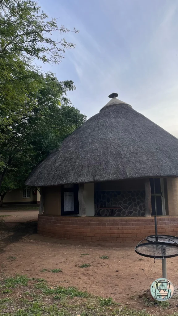 Exterior de bungalow circular BG2 en Satara, ejemplo de un hotel en el Kruger (Sudáfrica)