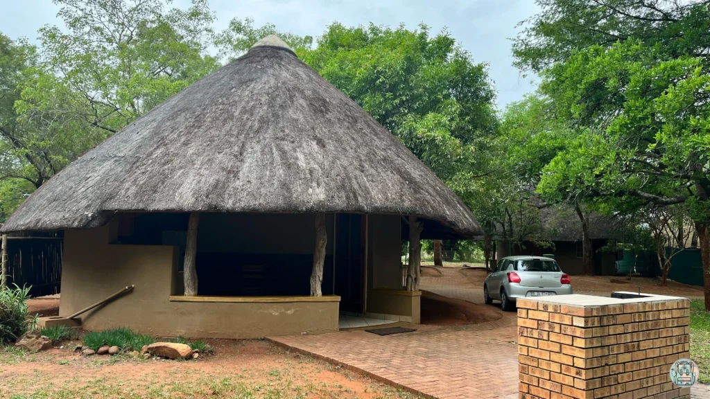 Bungalow rústico tradicional en Crocodile Bridge, uno de los hoteles en kruger national park south africa