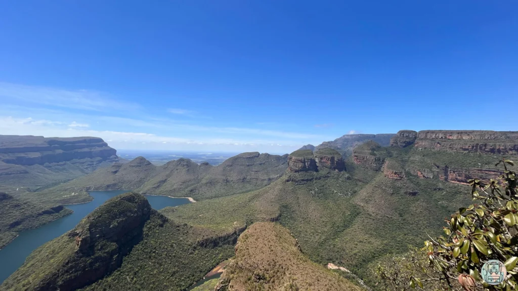 Vista panorámica del cañón del río Blyde con las emblemáticas montañas Three Rondavels
