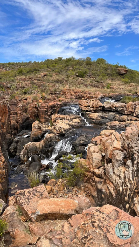 Cascadas y rápidos fluyendo entre las formaciones rocosas rojizas de Bourke's Luck Potholes