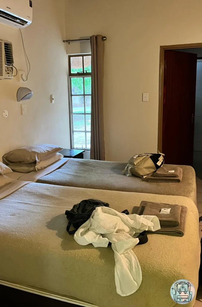 Habitación doble de bungalow en Lower Sabie Rest Camp con aire acondicionado y techo de paja