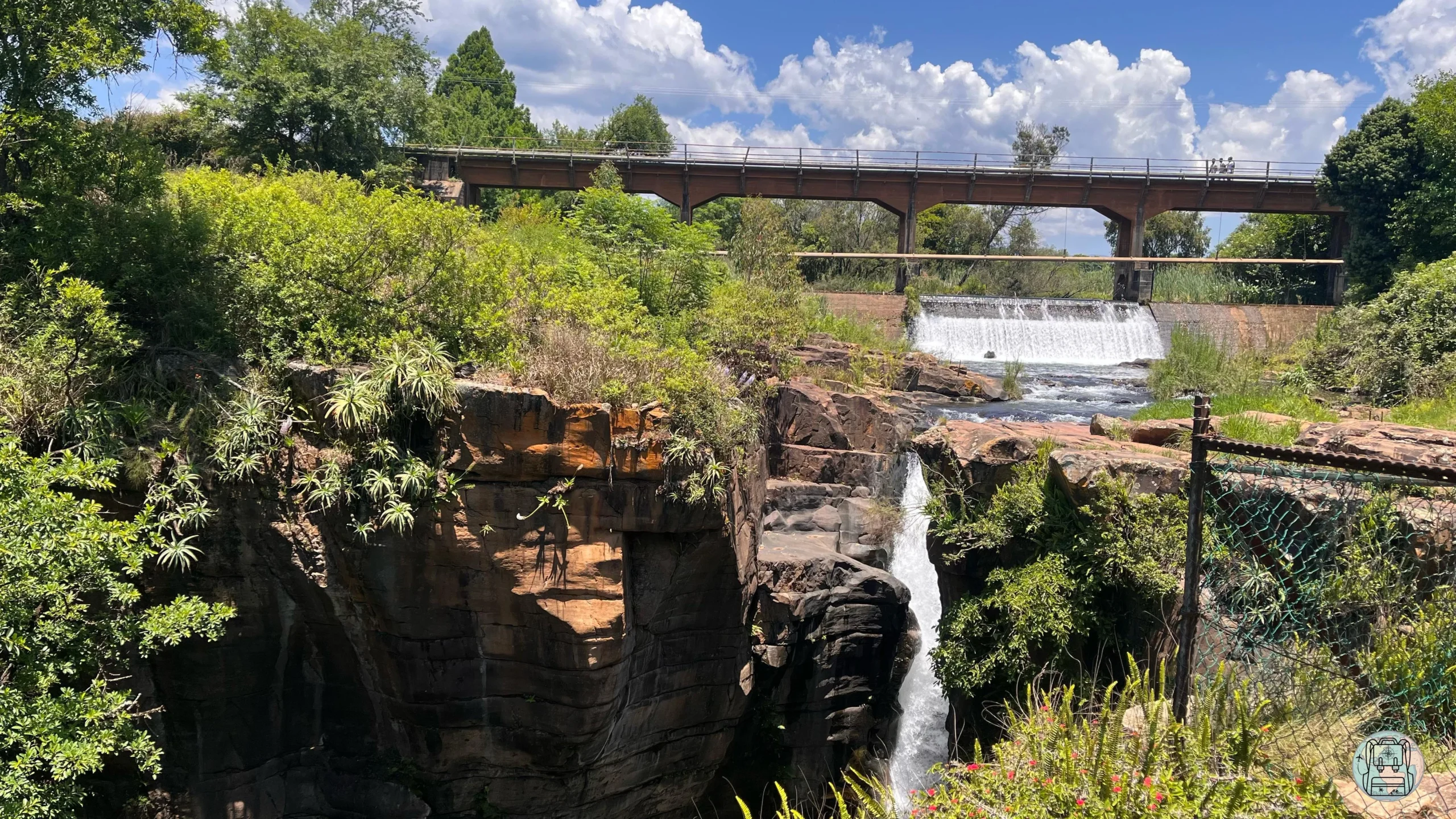 Estructura e infraestructura de sabie falls junto al pueblo maderero de la Ruta panoramica en Sudáfrica